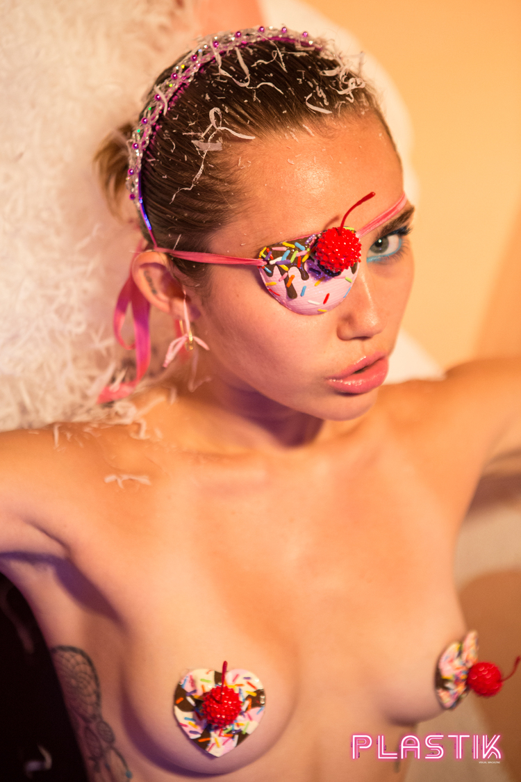 Гола Майлі Сайрус знялася у еротичній фотосесії (ФОТО 18+) - фото 4