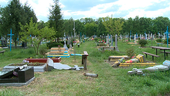 На Вінниччині колишній зек розтрощив кладовище - фото 3