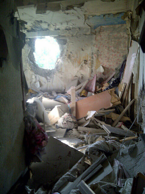 Бойовики вгатили по Красногорівці: 5 квартир зруйновано, поранена жінка (ФОТО) - фото 3
