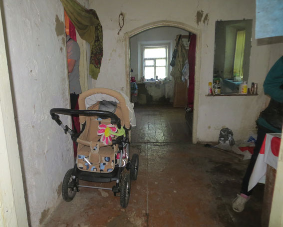 На Полтавщина мати тримала 8-місячну дитину в хаті без води, газу та світла - фото 1