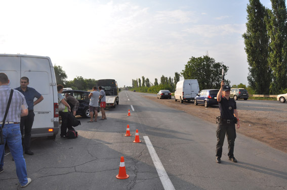На Миколаївщині зіштовхнулись легковик та мікроавтобус: постраждали діти - фото 4