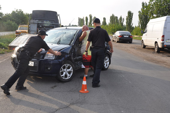 На Миколаївщині зіштовхнулись легковик та мікроавтобус: постраждали діти - фото 3