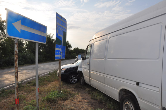 На Миколаївщині зіштовхнулись легковик та мікроавтобус: постраждали діти - фото 2