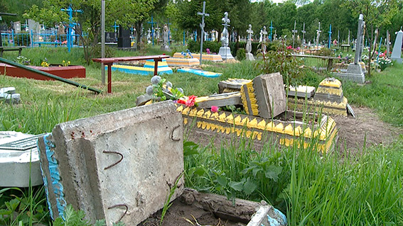 На Вінниччині колишній зек розтрощив кладовище - фото 2