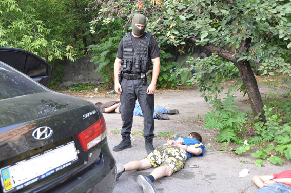 Граната, пістолети та ніж: як миколаївські АТОшники йшли грабувати таксиста - фото 2