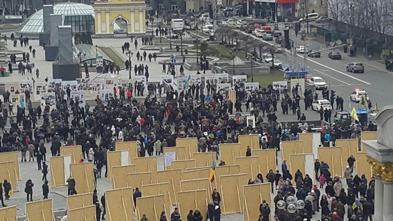 У Києві учасники масових заходів перекрили рух транспорту Хрещатиком - фото 1