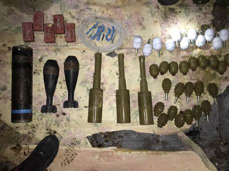 На Луганщині у підвалі багатоповерхівки викрили чималий арсенал зброї (ФОТО, ВІДЕО) - фото 4