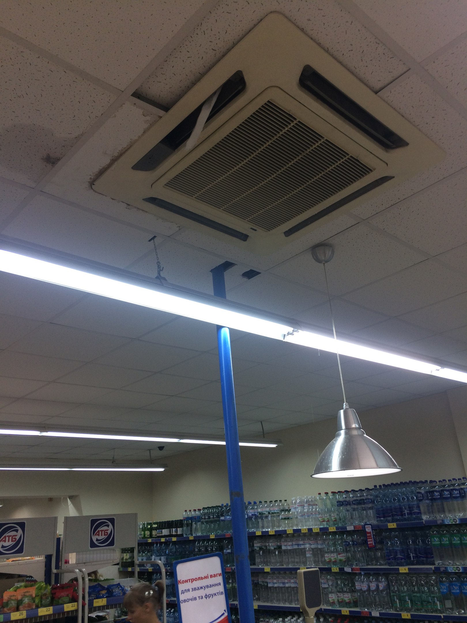 У миколаївському супермаркеті на голови людям падає крига