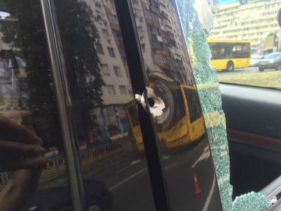 В центрі Києва невідомі на мотоциклі  розстріляли чоловіка  - фото 2
