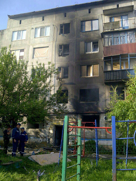 Бойовики вгатили по Красногорівці: 5 квартир зруйновано, поранена жінка (ФОТО) - фото 1