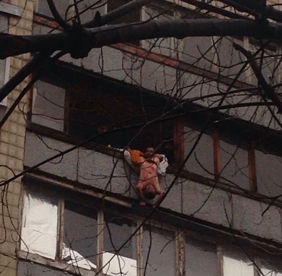 У Києві чоловік зарізав 12-річного племінника і викинув тіло з балкону (ФОТО 18+) - фото 1