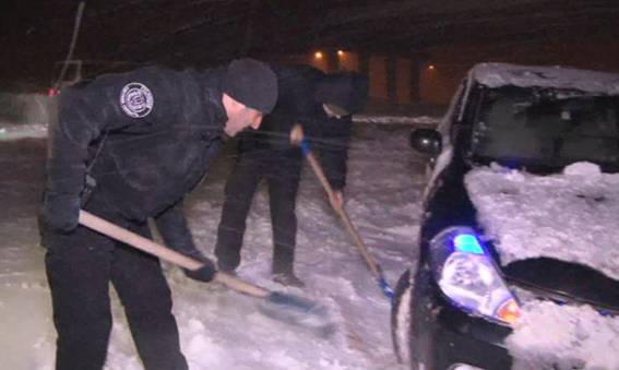 Як головний поліцейський Одещини допомагав водіям вибратись зі снігової пастки - фото 2