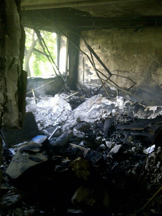 Бойовики вгатили по Красногорівці: 5 квартир зруйновано, поранена жінка (ФОТО) - фото 2