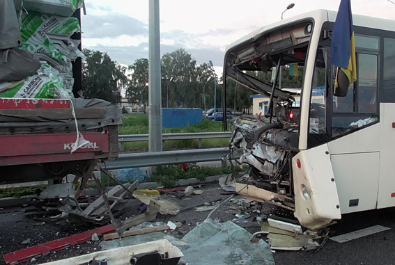 На Полтавщині перекинувся автобус з вінничанами, які повертались з АТО - фото 1