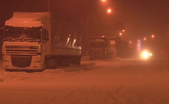 Як головний поліцейський Одещини допомагав водіям вибратись зі снігової пастки - фото 1
