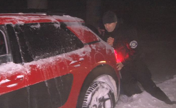 Як головний поліцейський Одещини допомагав водіям вибратись зі снігової пастки - фото 3