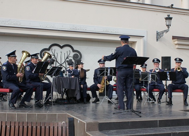 В Ужгороді міліцейський оркестр грав попурі закарпатських мелодій та естрадні пісні - фото 1