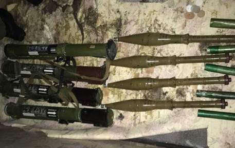 На Луганщині у підвалі багатоповерхівки викрили чималий арсенал зброї (ФОТО, ВІДЕО) - фото 2