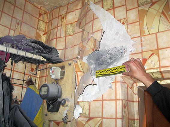 У Вовчанську в обстріляному будинку знайшли хвостовик від снаряду - фото 1