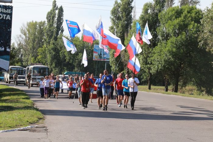 Як у Стаханові молодогвардійці з російським прапором за путінськими вовками бігали (ФОТО) - фото 3