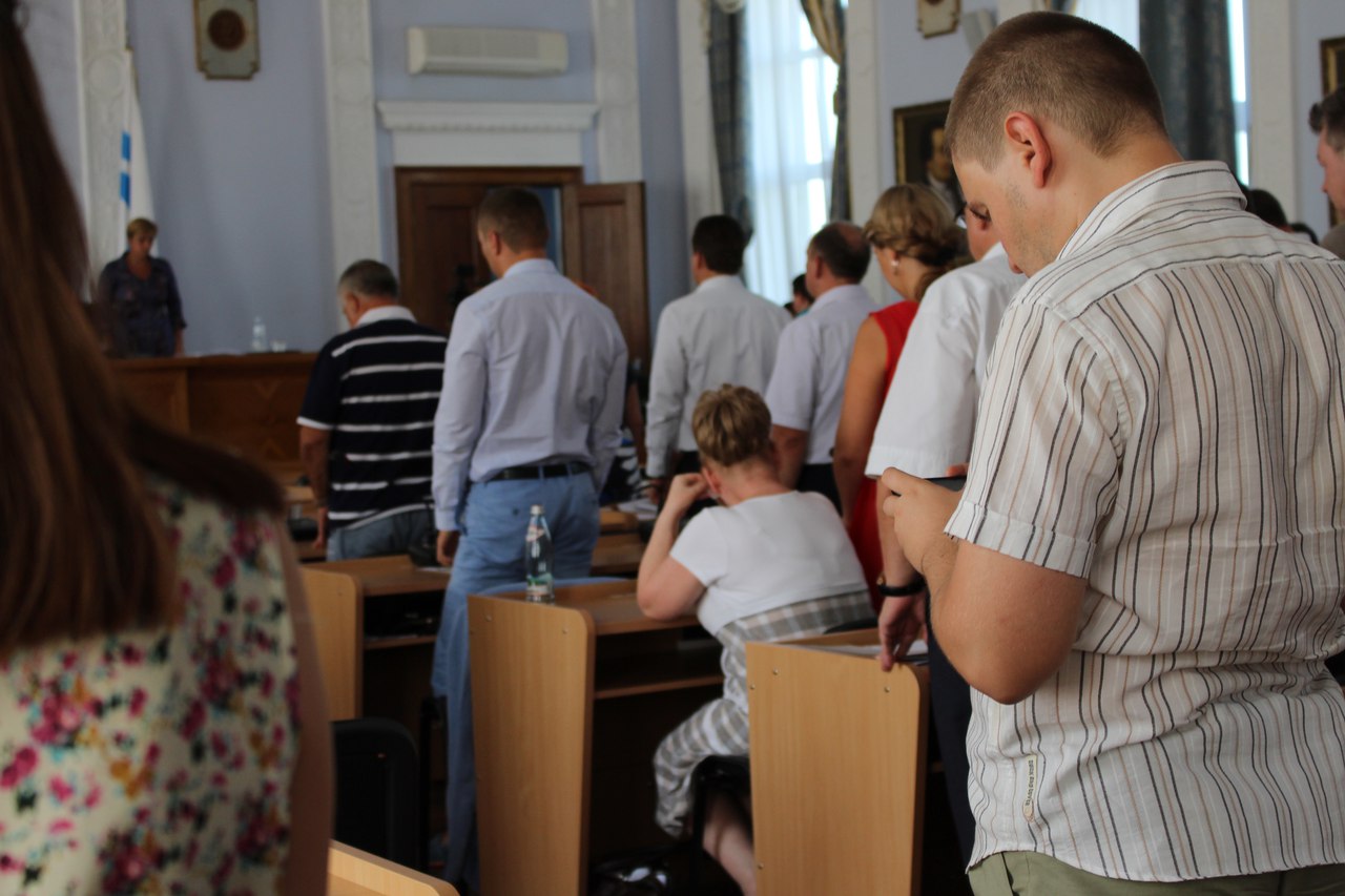 У Миколаєві депутатка-опозиціонерка не встала під час вшануваня пам'яті АТОшника - фото 2