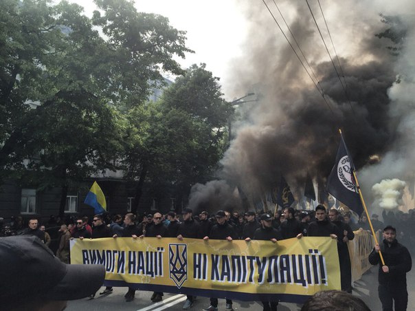 У Києві сотні "азовців" рушили до Ради. Запалали шини - фото 1