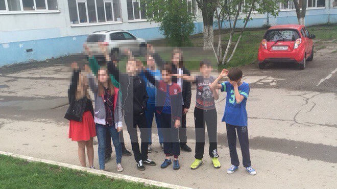  Ростовські школярі "зіганули" на день народження Гітлера - фото 1