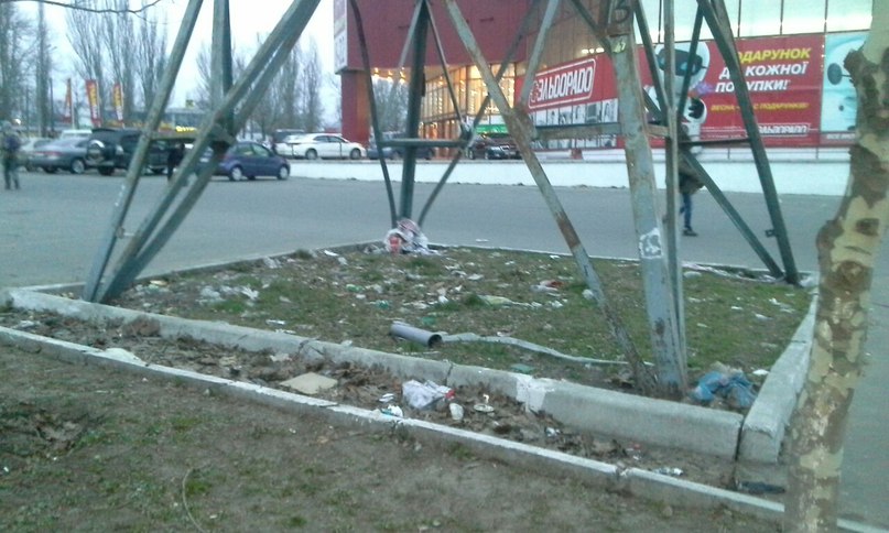 У Миколаєві другий тиждень "красується" інсталяція зі сміття біля супермаркету
