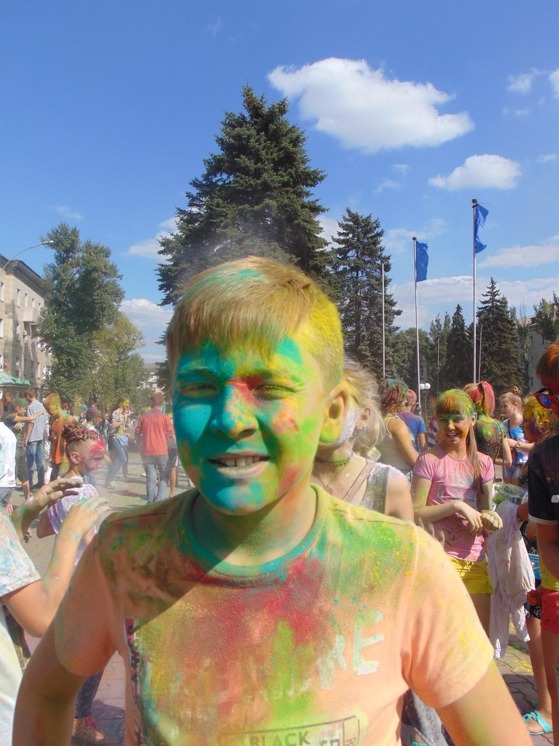 Зрада у "ДНР": у Єнакієвому вулицями бігали жовто-блакитні діти (ФОТО) - фото 3