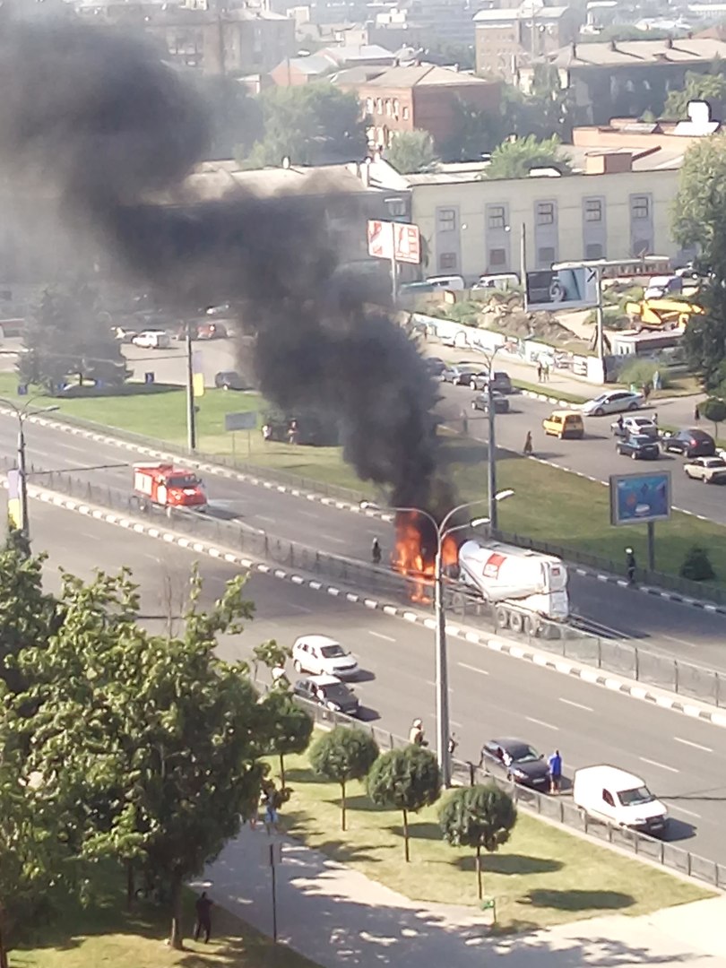 На проспекті Гагаріна спалахнув цементовоз: опубліковане відео (ВІДЕО, ФОТО)  - фото 3