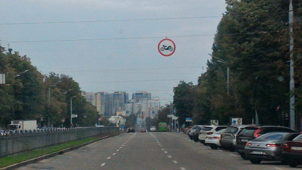У центрі Харкова встановили знак, який забороняє мотоциклістів  - фото 1