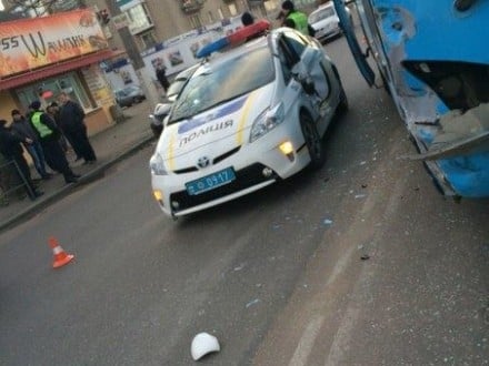 У Житомирі автомобіль поліції зіткнувся з пасажирським автобусом (ФОТО) - фото 1