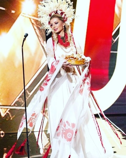 "Міс Україна Всесвіт" вразила розкішною сукнею-вишиванкою - фото 1