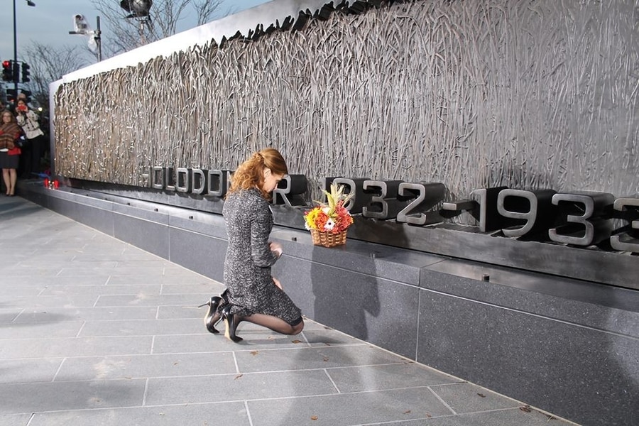 Марина Порошенко у США встала навколішки перед Меморіалом жертвам Голодомору (ФОТО) - фото 1