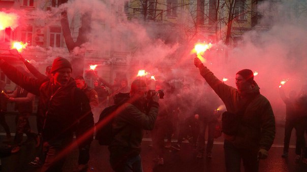 Активісти "Азова" влаштували "вогневе шоу" під СБУ - фото 2