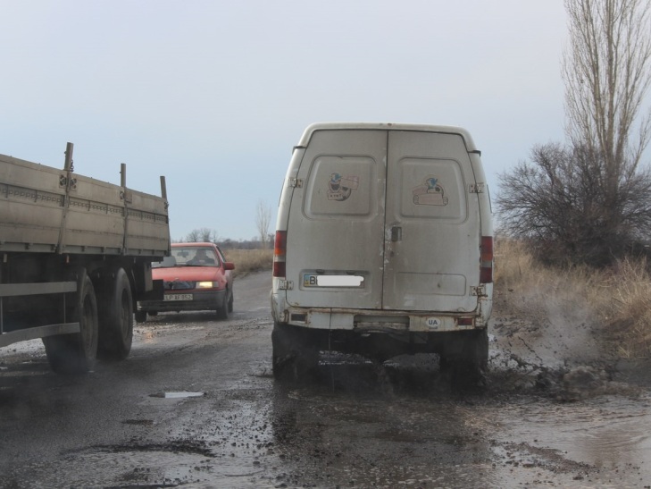 Пам'ятник бездоріжжю: на Миколаївщині машини ламаються через розбиті дороги