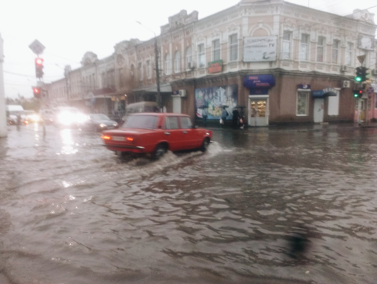 Дощ залив центральні вулиці Мелітополя - фото 2