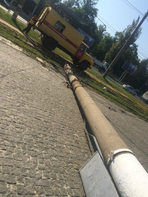На Салтівці на трамвайні колії впала електроопора - фото 1