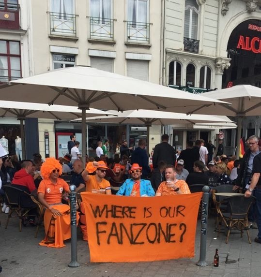 Як голландські фанати шукають свою фан-зону на Євро-2016 - фото 1
