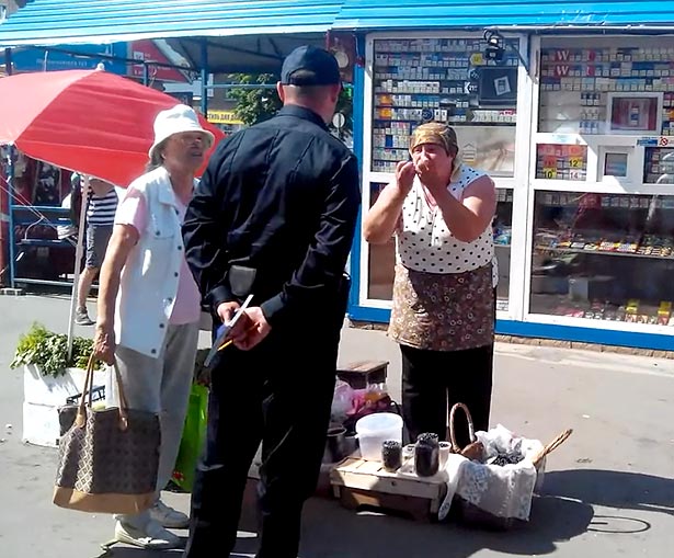 Як нова поліція святкувала, робіла селфі і ганяла бабусь з чорнікою (ФОТО) - фото 12