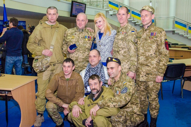 У Дніпропетровську бійцям 17-ї бригади подарували годинники - фото 1
