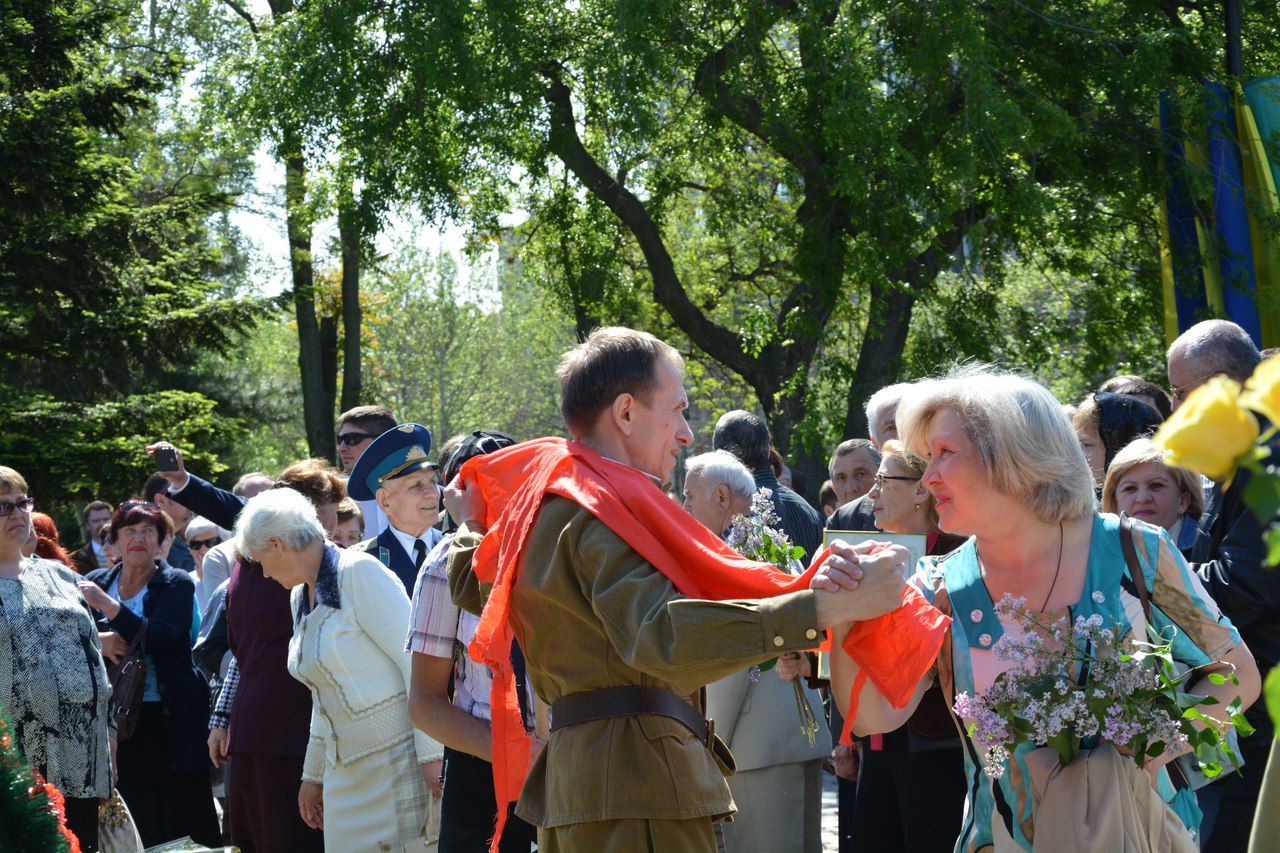 У Миколаєві "зчепилися" через георгіївську стрічку біля меморіалу ольшанцям
