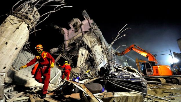 Жахливий землетрус у Тайвані: під завалами ще лишаються 132 людини (ФОТО) - фото 1