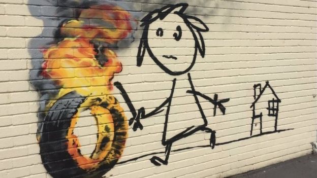 Бенксі намалював дівчинку з палаючою шиною на стіні англійської школи - фото 1