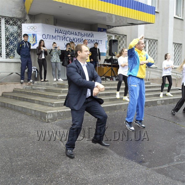 Мер міста на Донеччині станцював під легендарний Gangnam Style (ФОТО, ВІДЕО) - фото 4