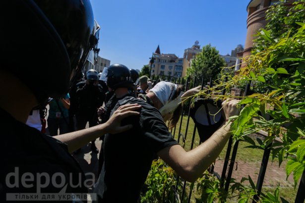 Як у Києві намагались провести гей-парад (ФОТОРЕПОРТАЖ) - фото 3