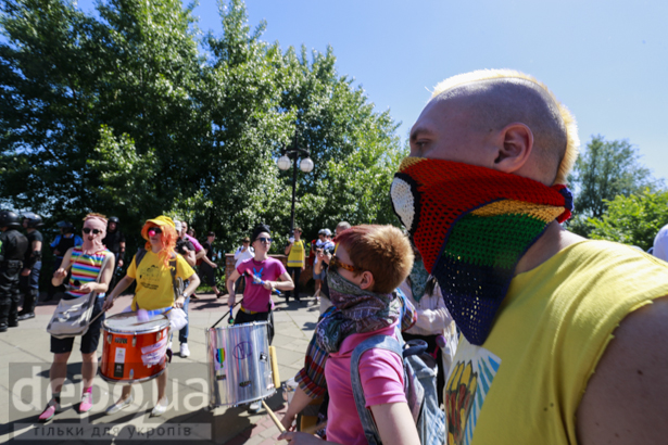 Як у Києві намагались провести гей-парад (ФОТОРЕПОРТАЖ) - фото 6