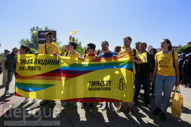 Як у Києві намагались провести гей-парад (ФОТОРЕПОРТАЖ) - фото 7