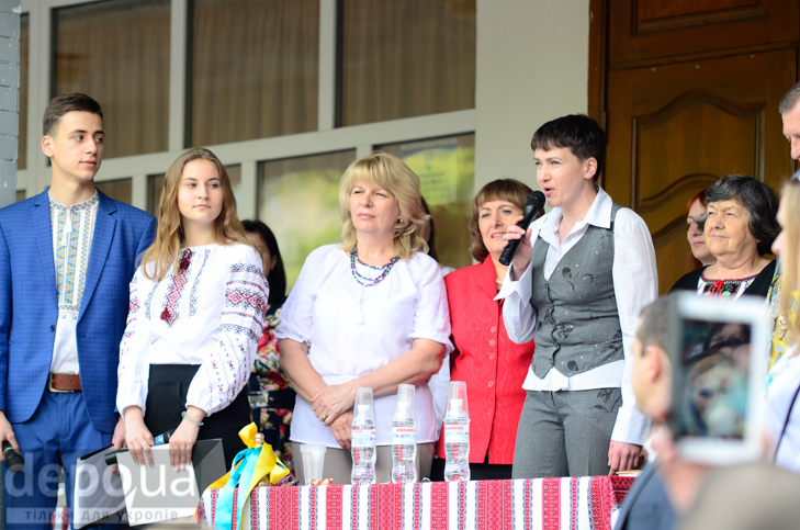 Савченко прийшла на останній дзвоник до рідної школа - фото 3