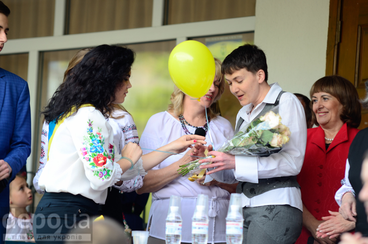 Савченко прийшла на останній дзвоник до рідної школа - фото 4